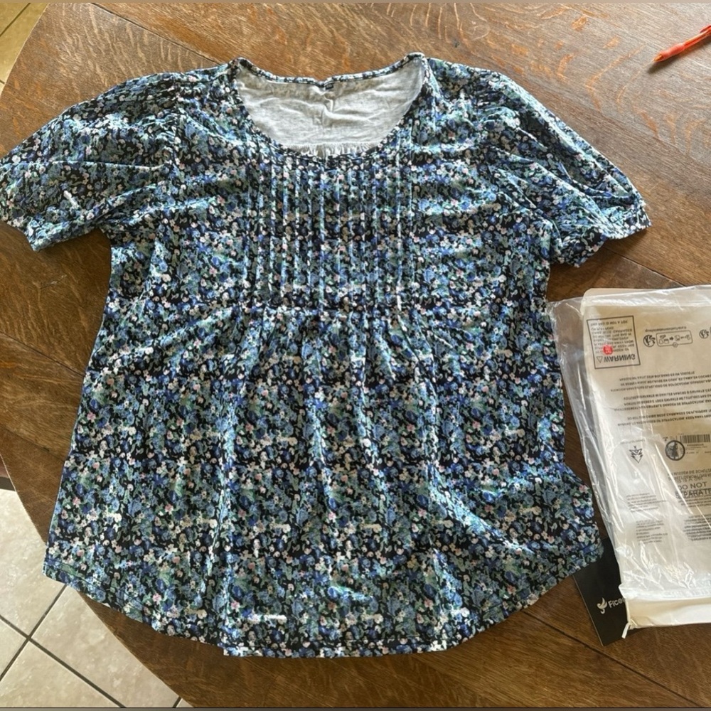 NWT Ficerd Top short sleeve top